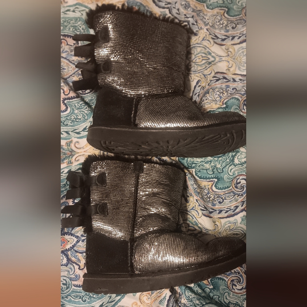 Ugg Big Kids Chelsea Bow Back Boots Black And Silver Metallic Youth Size 4